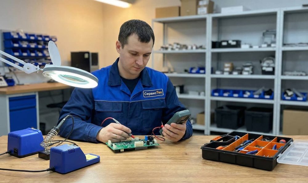 Специалист СервисТех работает в сервисном центре